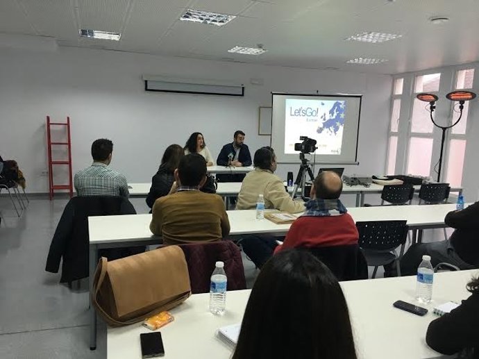 Mayoral durante el encuentro mantenido con personal técnico y concejales