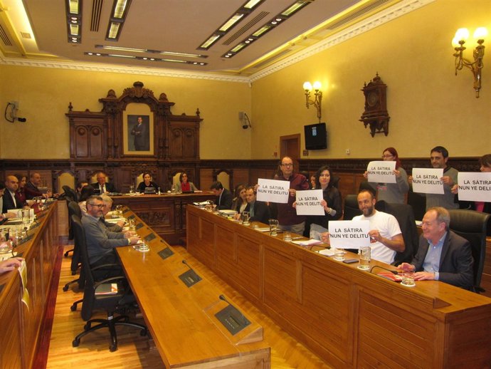 Concejales de XSP se solidarizan con los titiriteros. 