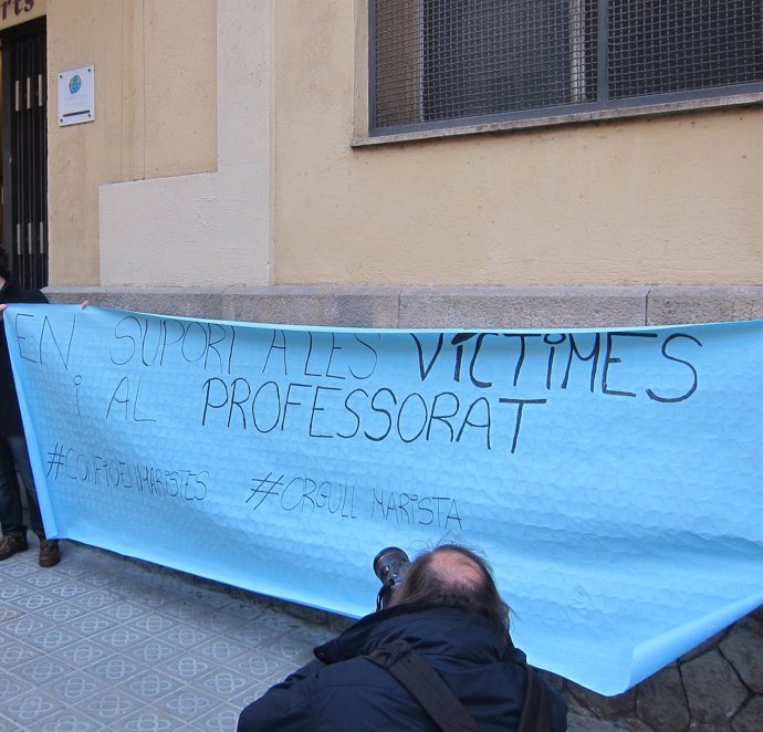 Pancarta ante el colegio de Barcelona donde hubo presuntamente pederastia