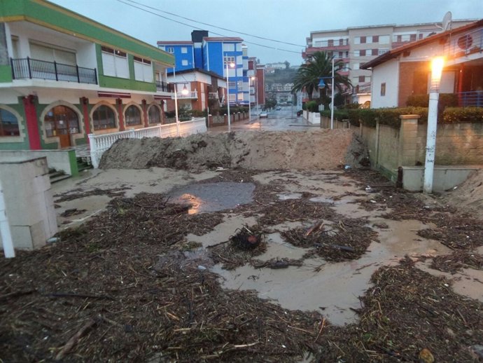Barrera de arena en una de las calles de Suances