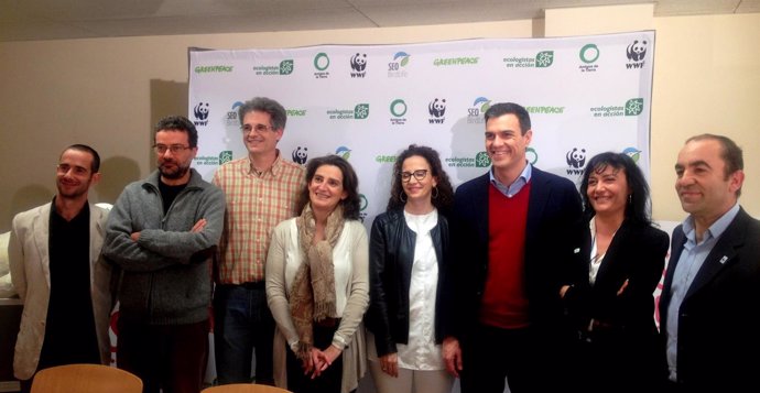 Pedro Sánchez con representantes ecologistas en la sede de WWF en Madrid