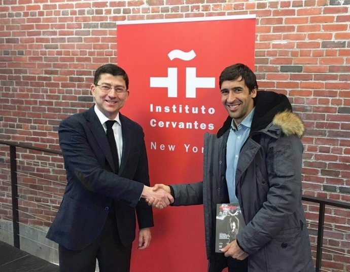 Raúl González visita el Instituto Cervantes de Nueva York