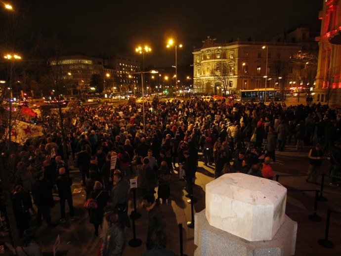 Concentración de apoyo a los titiriteros