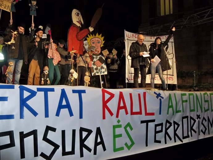 Concentración en Barcelona para pedir la libertad sin cargos de los titiriteros