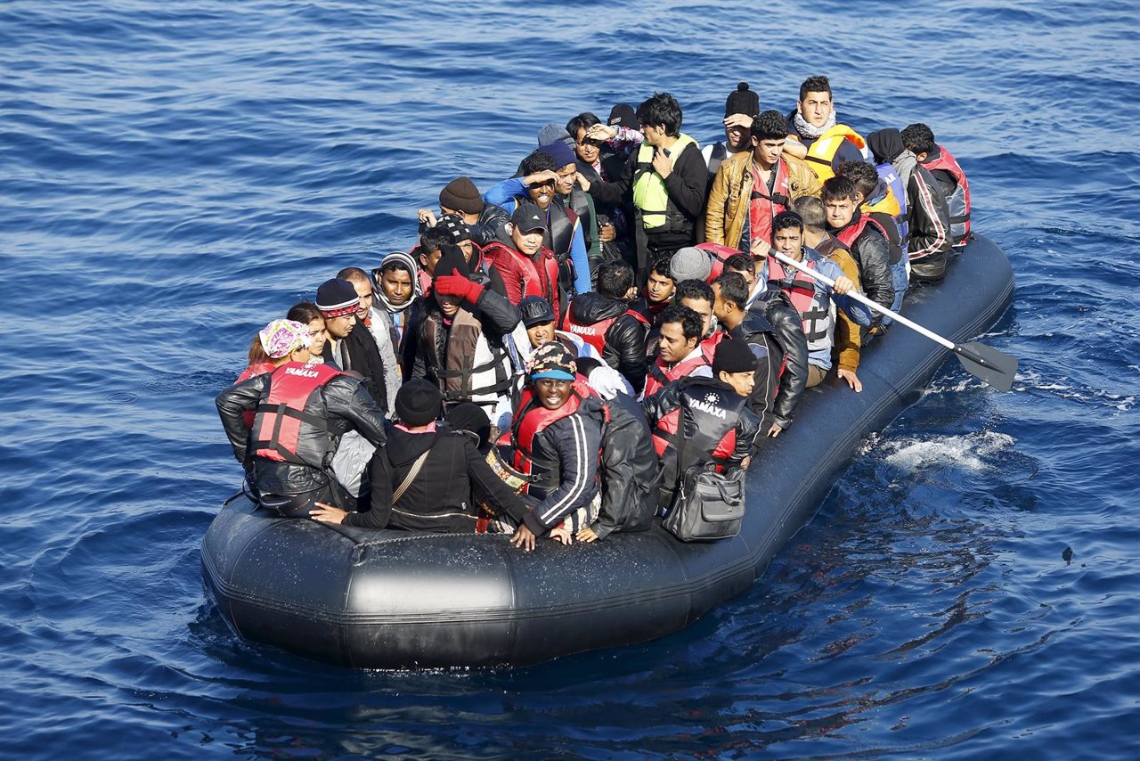 Embarcación con refugiados en el Egeo
