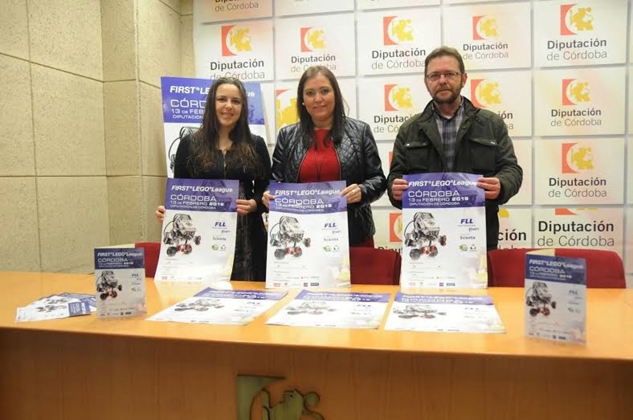 Carrillo (centro) presenta la 'First Lego League'