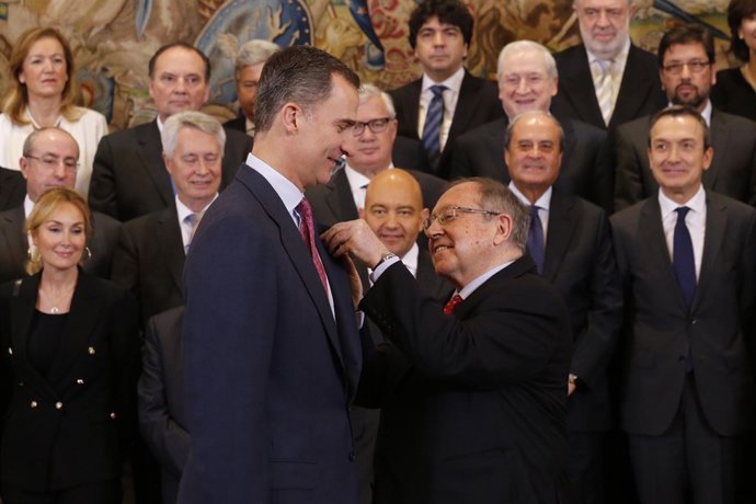 Felipe VI recibe la Gran Cruz de la Orden de la Cámara de Comercio de España