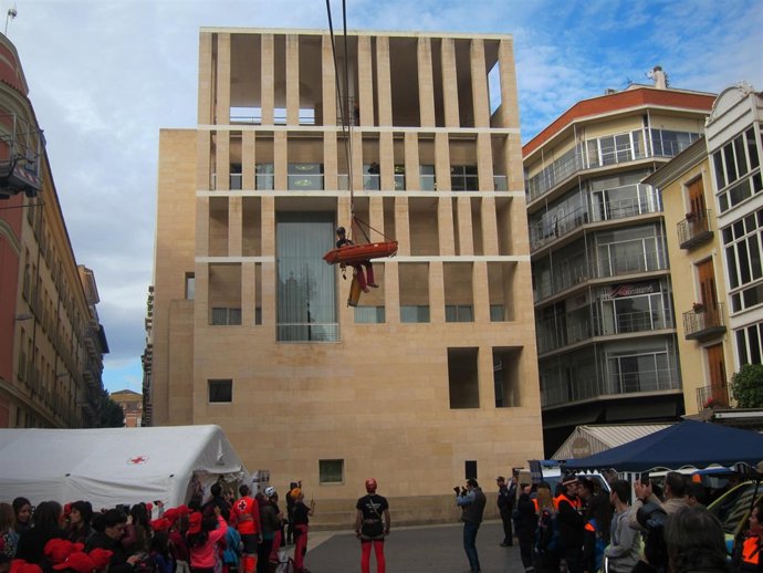  Un Bombero Se Tira En Tirolina Durante Un Simulacro De Rescate