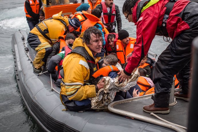Rescate de una patera con refugiados en el Egeo