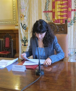 La concejal de Cultura y Turismo, Ana Redondo, repasa la documentación 