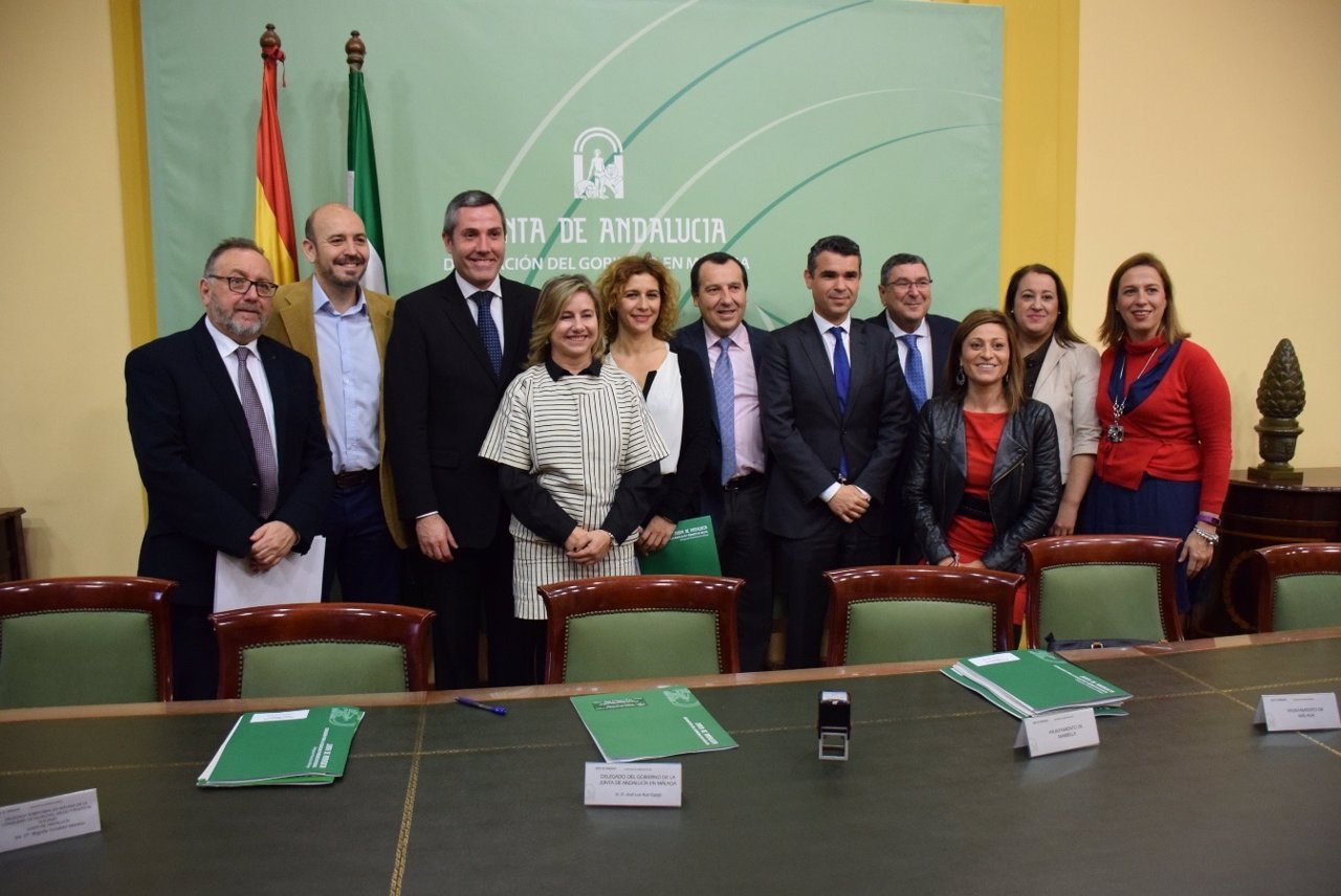 Firma de convenio programa de tratamiento de familias de la Junta en Málaga 