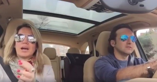 Iker Jiménez y Carmen Porter cantando rumba en el coche