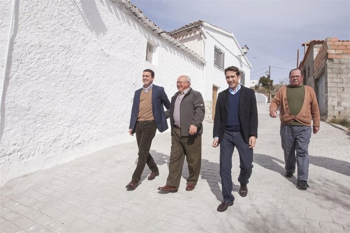 Javier Aureliano García y Óscar Liria visitando las obras en Benitagla.