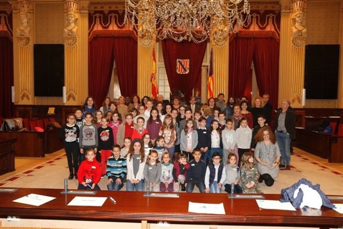Alumnos que han participado en el Pleno del Parlament