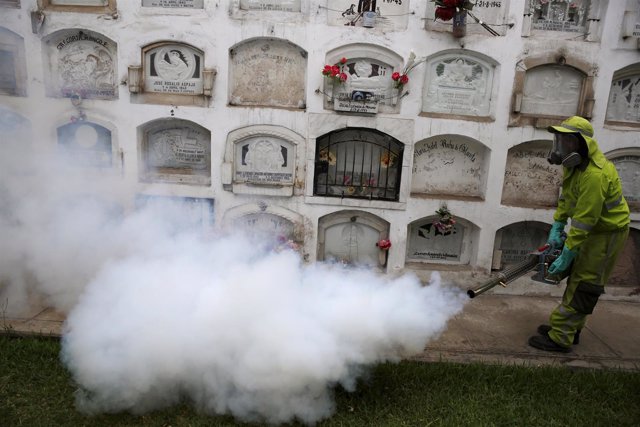 Trabajos de fumigación frente al zika en un cementerio de Lima