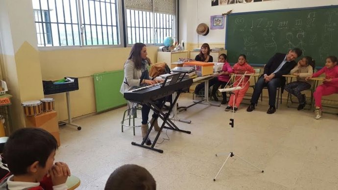 Ruiz toca el piano durante su visita al colegio acompañada por Cañadilla
