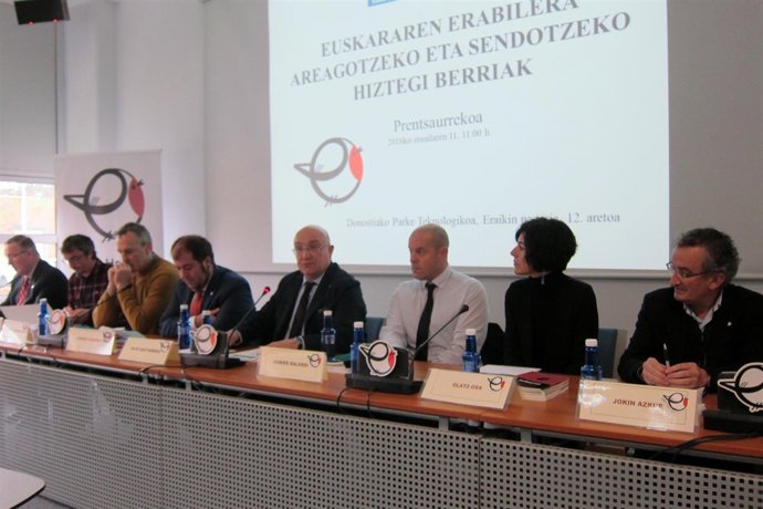 Baztarrika y responsables de los nuevos diccionarios de euskera