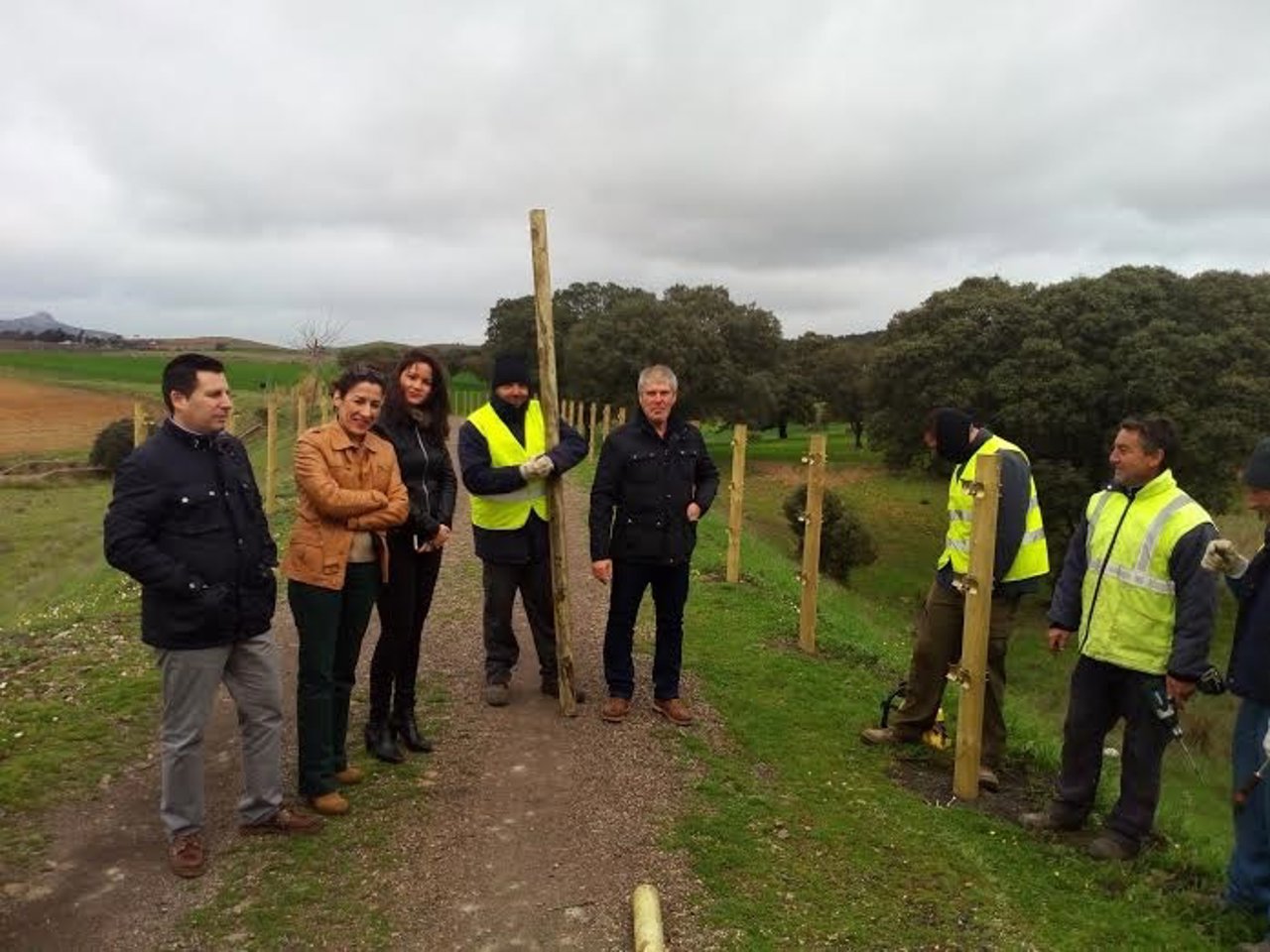 Pozuelo (izda.) durante su visita a las obras de las vías verdes