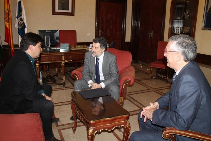 Reunión entre el alcalde de Huelva y el presidente del puerto. 
