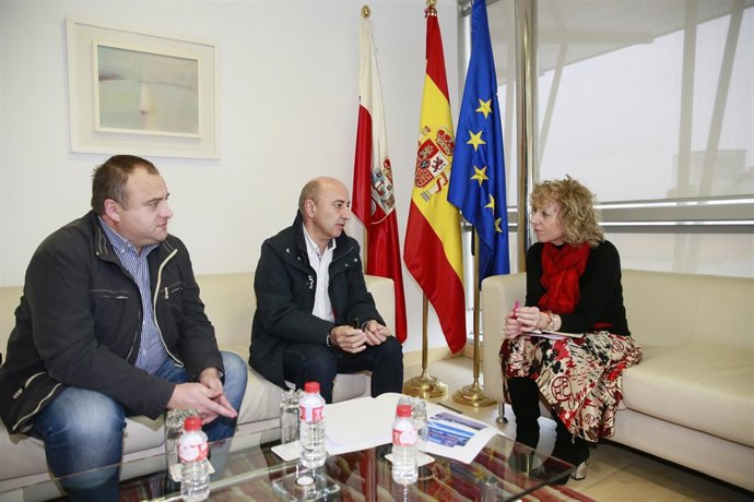 Díaz Tezanos se reúne con el alcalde de Bárcena de Cicero