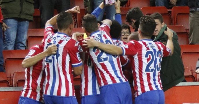 El Sporting de Gijón celebra un gol ante la Real