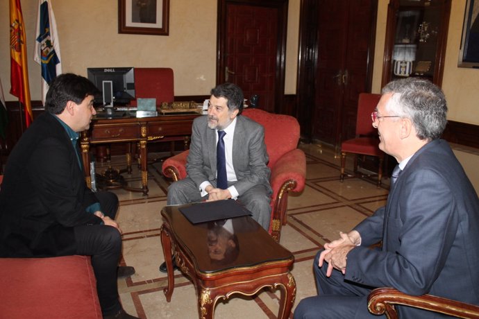 Reunión entre el alcalde de Huelva y el presidente del puerto. 