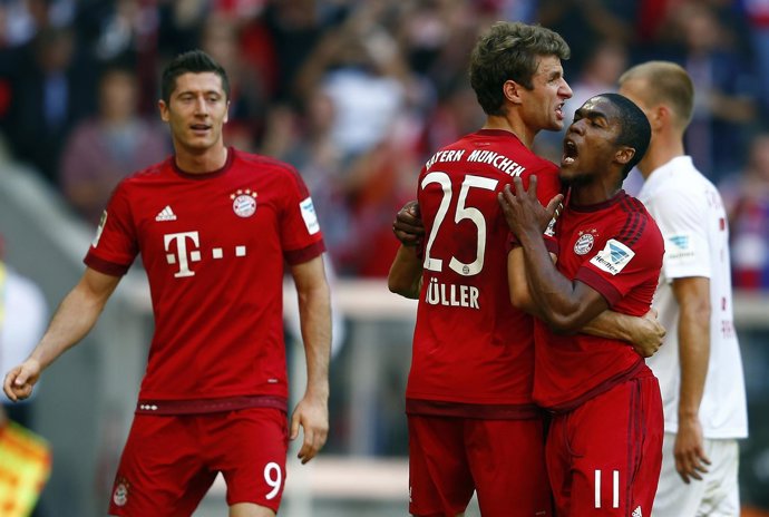 Müller, Lewandowski abrazan a Douglas Costa
