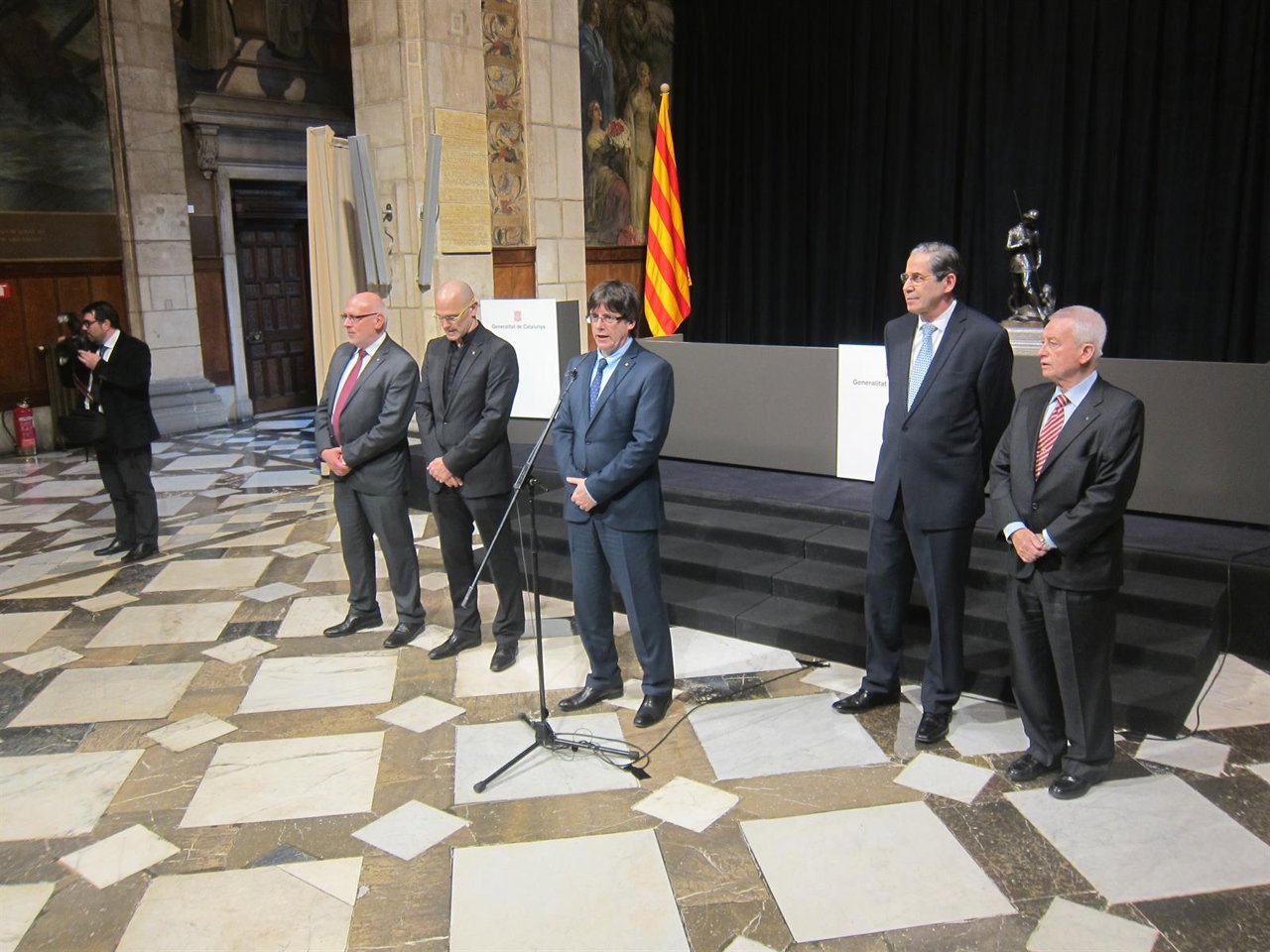 J.Baiget, R.Romeva, C.Puigdemont y el cónsul J.A.Buffa