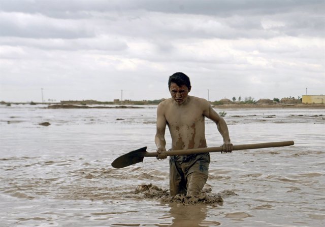 Hombre busca sus pertenencias tras inundación en Afganistán