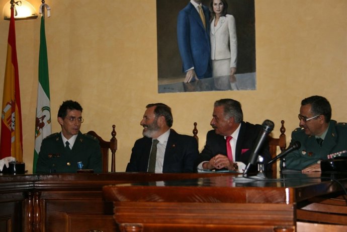 El agente condecorado (i), junto a Lillo, González y el jefe de la Comandancia.