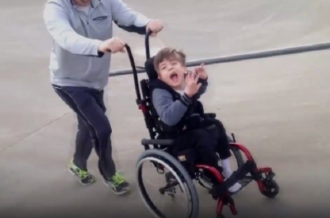 Atti divirtiéndose en el skatepark