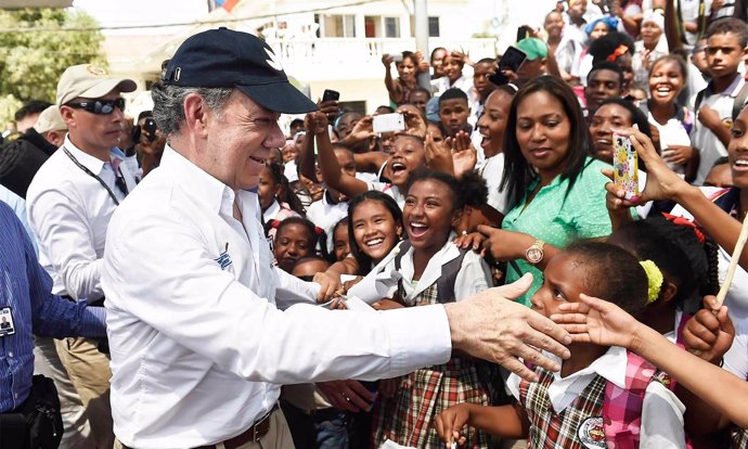 El Presidente Juan Manuel Santos saluda a estudiantes de la Institución Educativ