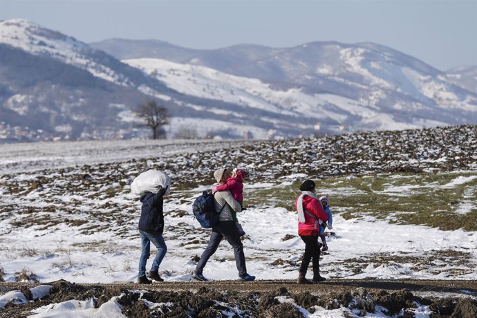 Un grupo de refugiados tras cruzar la frontera entre Macedonia y Serbia