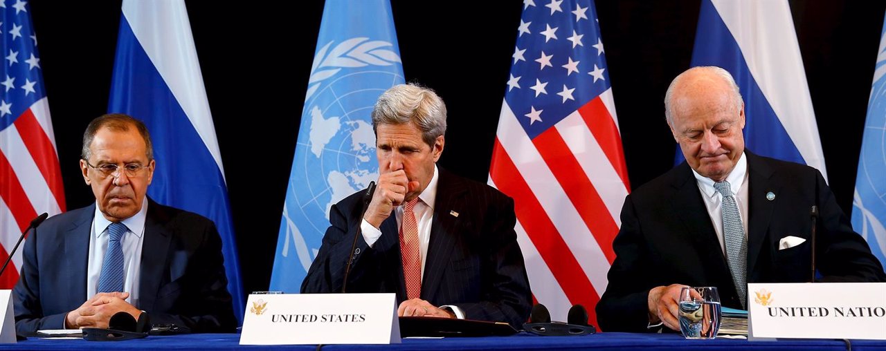 Sergei Lavrov, John Kerry y Staffan de Mistura tras una reunión sobre Siria