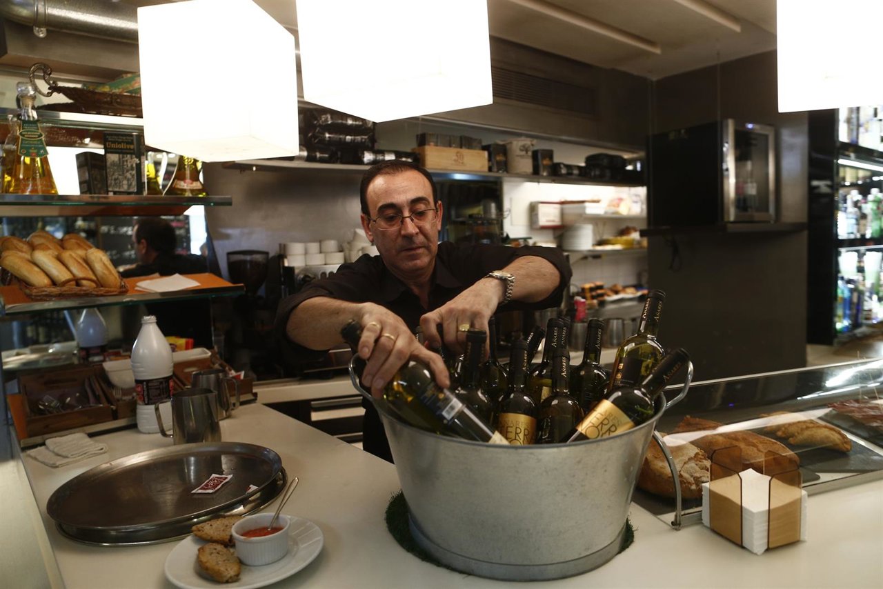 Trabajador, trabajando, camarero, bar, autónomo, consumo