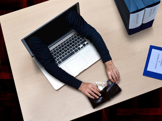 Estafas. Fraude. Online. Trajeta. Dinero. Efectivo. Billete. 