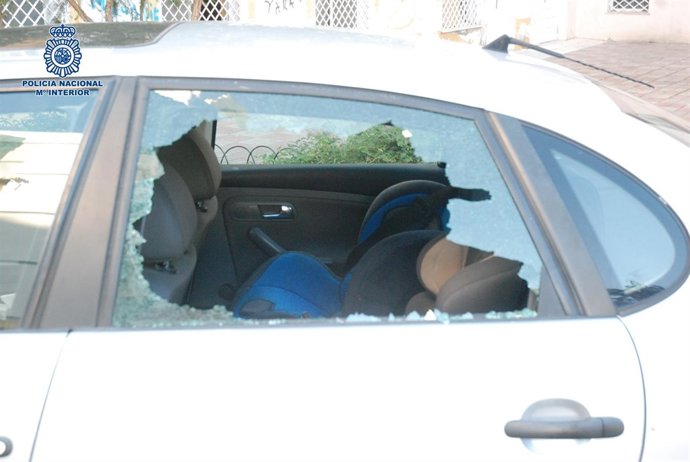 Daños de un joven a un vehículo en Estepona 