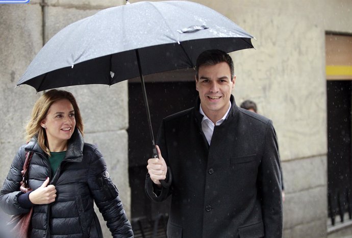 Pedro Sánchez y Susana Sumelzo, portavoz de Igualdad del PSOE en el Congreso