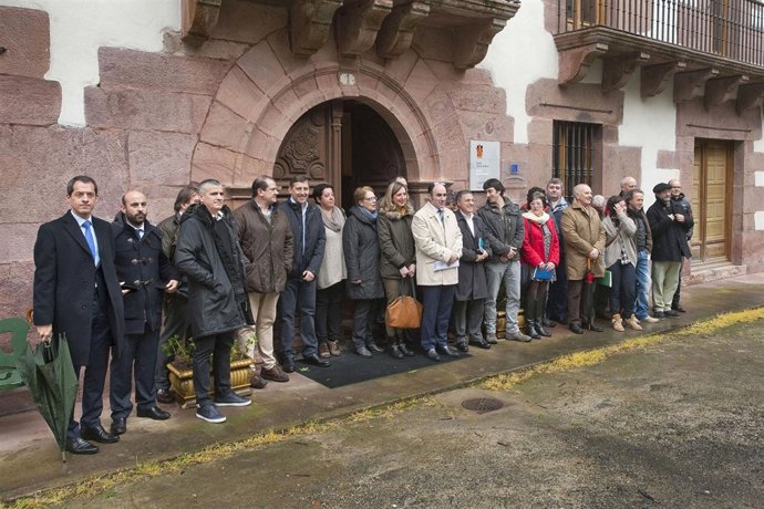 Ayerdi junto a los asistentes a la reunión