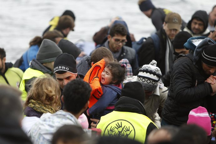 Bebé llora en medio de refugiados llegando a la isla de Lesbos