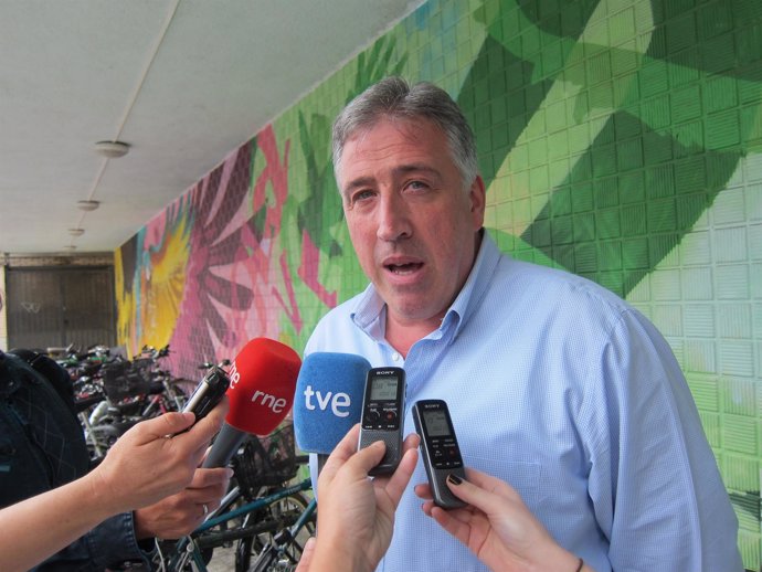 El alcalde de Pamplona, Joseba Asiron, atendiendo a los periodistas
