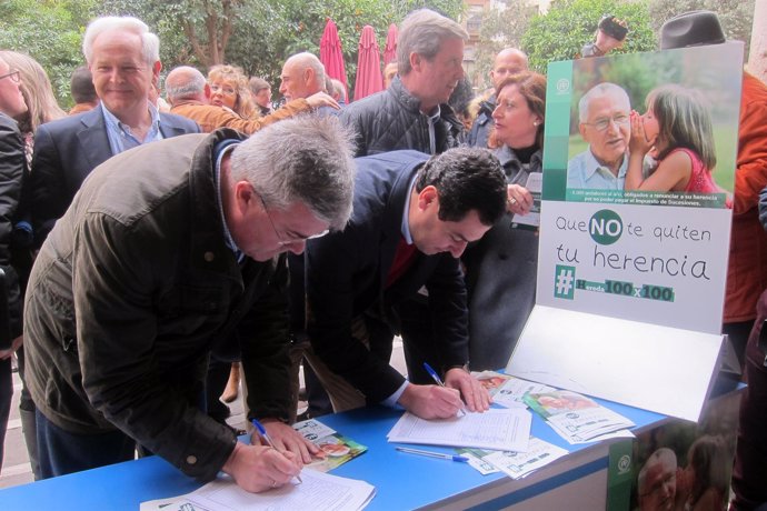 Juanma Moreno (d), junto a José Enrique Fernández de Moya, firma en la campaña.