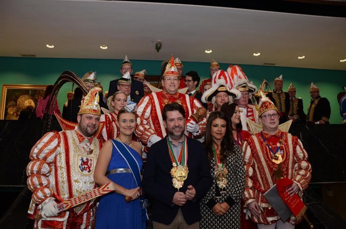 El Cabildo recibe a una delegación del Carnaval alemán