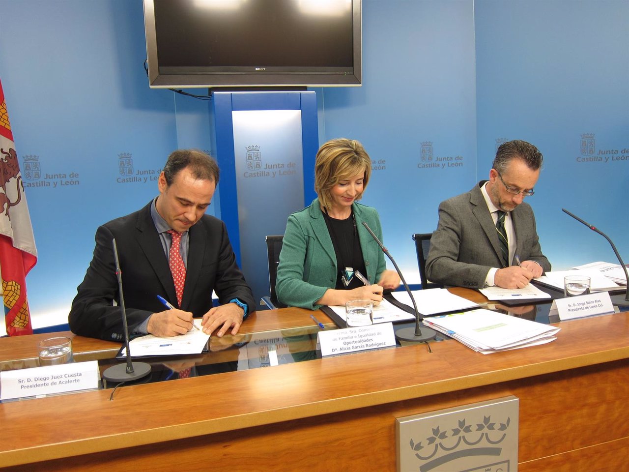 Firma del protocolo entre la Junta, Acalerte y Lares
