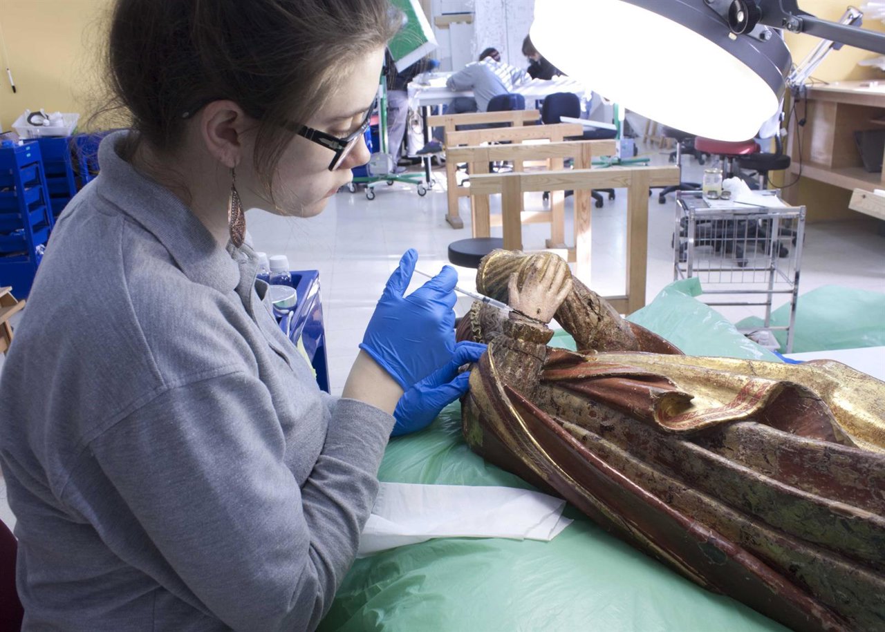 Una de las alumnas de la Escuela Taller trabajando en la escultura
