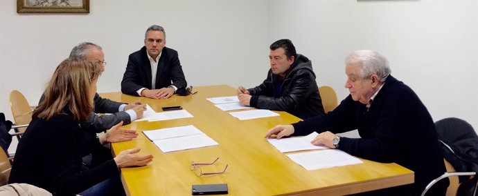 El secretario y parlamentarios del PSOE, con representantes de UGT y CCOO