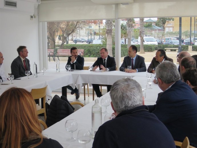 Reunión de Moragues con los restaurantes de la Malvarrosa