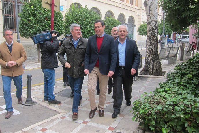 Moreno (c), junto con Fernández de Moya, pasea por una plaza de Jaén.