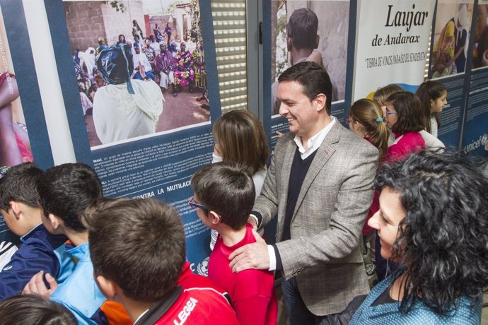 Javier Aureliano García con los niños del Colegio de Laujar en la exposición.