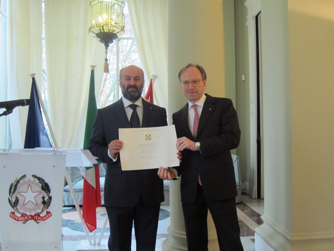 Livermore recibe el reconocimiento de manos del embajador italiano